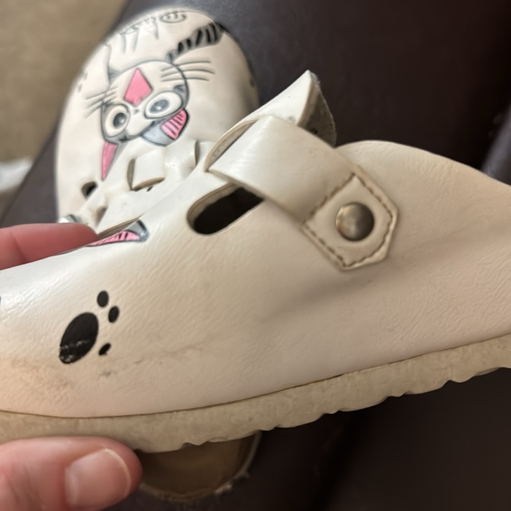 Kids white plastic slip on shoes with a cat on them size 10 kids or 27 in euro - Picture 6 of 6